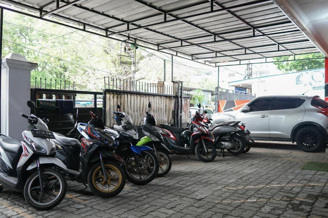 Vaccinated Staff - OYO 90304 Cosmo Tanjung Duren Yakarta Exterior foto